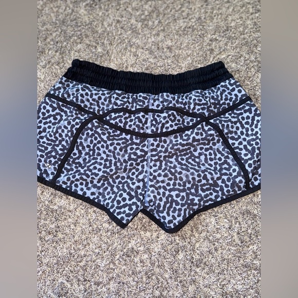Women’s Lululemon Tracker Short in Ace Spot Tranquil Blue/Black Size 8 - Picture 15 of 15